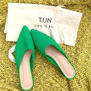 TIJN NEW Kelly green (shamrock) slide mules